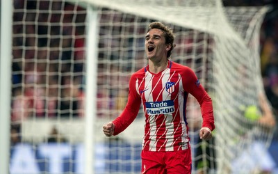 正大体育焦点-凯恩金靴奖三座合影